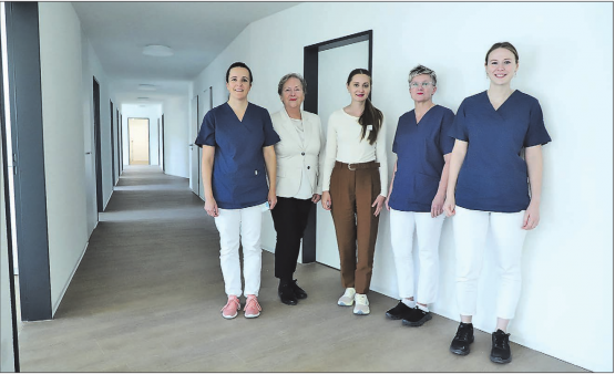 Ein Teil des Teams in den neuen Räumlichkeiten der Praxis Gruppe Seon. In der Mitte die Ärztinnen Dr. Neda Curcic und Dr. Iryna Koran, sowie die Praxisassistentinnen Andrea Häusermann, Agnes Bissig und Sophie Achermann (jeweils v.l.)