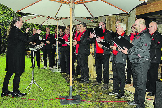 Im festlichen Outfit: Der Männrchor bereicherte den Erntedankgottesdienst in würdiger Art. (Bilder: st.)