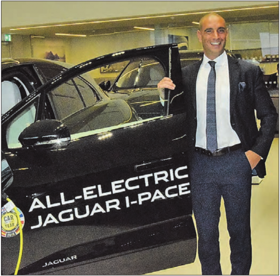 Er hat gut lachen: Marcel Bellia ist Hausherr in einem der modernsten Show Rooms Europas, dem neuen Zuhause von Jaguar und Land Rover. (Bilder: st.)