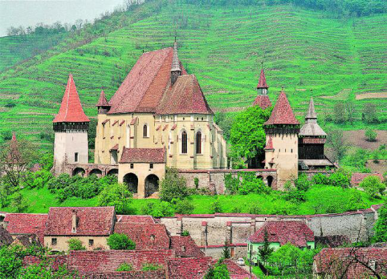 Kirchenburg von Birthälm, ein Unesco Welterbe: Hier wirkte der Ur-Ur-Ahn von Pfarrer Klaus Neugeboren als Bischof und ist heute im Mausoleums-Turm begraben. (Bild: zVg.)