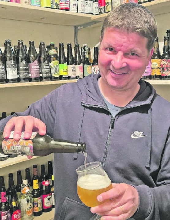 Bier-Sommelier Jürg Maurer hat 4500 verschiedene Bierflaschen im Haus und kennt sich in Sachen Bier bestens aus. (Bild: zVg.)