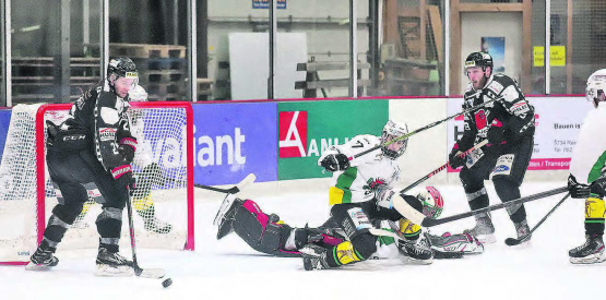 Kurz vor dem 0:2 herrschte vor dem Wiler Tor grosse Unordnung, Torhüter Daniel Schenkel wäre geschlagen. Doch weder Rouven Renggli (links) noch Marco Rosamilia, bringen die Scheibe ins leere Tor. (Bilder: rc.)
