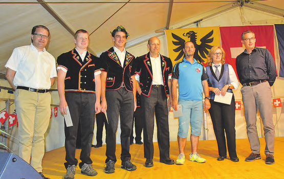 Roger Lehner (li.) und Uwe Mathiessen (re.) ehrten die Erfolgreichen: Auf der Bühne erschienen Delegierte des Jodlerclubs Echo und des Musikvereins Reitnau sowie des STV Reitnau. Pirmin und Adrian Reinhard zeigen sich, wie auch der Präsident der Jodler, Res Koller, in der traditionellen Tracht. (Bilder: st.)