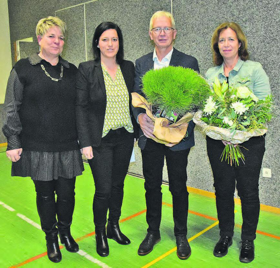 Marliese Loosli wird ihn vermissen: Peter Stalder mit Ehefrau Ruth (re.) und Gemeinderätin Liliane Brunner (li.), sowie Frau Gemeindeammann Marliese Loosli. (Bilder: st.)