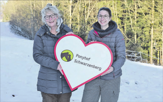 Generationenwechsel an der Spitze des Ponyhofs Schwarzenberg: Doris Unseld Markstaller übergibt das Zepter an ihre Nichte, Annabel Gloor. (Bild: zVg.)