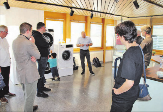 Die EVP Kulm erfuhr viel Wissenswertes beim Besuch der Huwa-Waschmaschinenfarbrik in Gontenschwil. (Bild: zVg.)