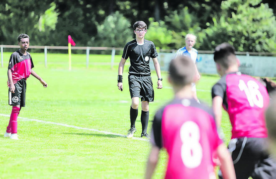 Erster Einsatz in brütender Hitze auf einem Fussballplatz in Aarau-Rohr. Joyce Häfeli beobachtet die Spieler des Teams Aarau und der GC-Mädchen. (Bilder: Remo Conoci)