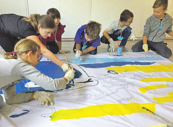 «Jona und der Fisch»: Das KiWo-Thema brachte viel Lebendigkeit und Farbe in die kath. Kirche Menziken. (Bilder: zVg.)