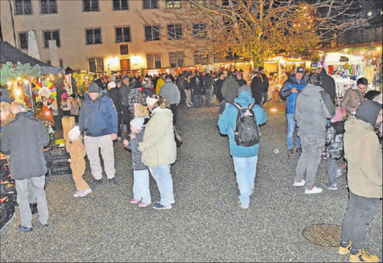 Idylle in den Abendstunden: Zeitweise gab es kaum ein Durchkommen durch den Weihnachtsmarkt im Schöftler Schlossgarten. (Bilder: Alfred Weigel)