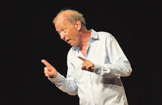 Der Wortkünstler Lorenz Keiser gastierte im Forum Seon und präsentierte ein bissiges, aufwühlendes Programm. (Bild: Josef Stocker)