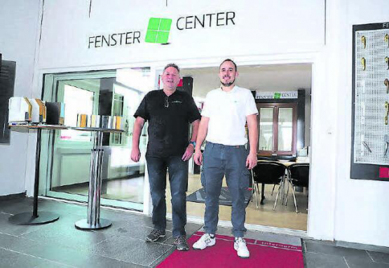 Der Familienbetrieb erhielt Zuwachs: Der junge Nico Hunziker und Fenster-Center-Inhaber Dieter Hunziker gehen nun auch beruflich gemeinsame Wege. (Bild: rc.)