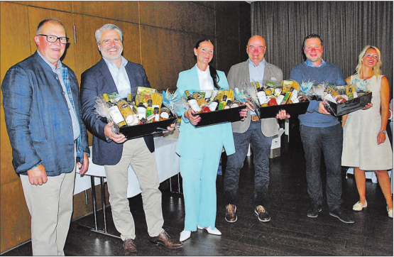 Golf gespielt für einen guten Zweck: Die Sieger mit dem Mitorganisator Beat Fischer (li.) und der guten Fee des Anlasses, Florence Keller (re.). (Bilder: st.)