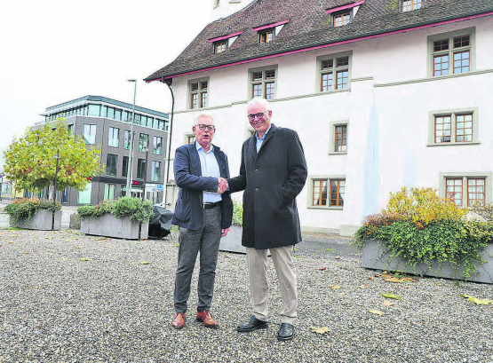 Der abtretende Stiftungsrats-Präsident Thomas Oetiker (links) und sein Nachfolger Andreas Huber vor dem «Hotel & Restaurant zum Schneggen», das von der Stiftung Lebenshilfe Reinach geführt wird. (Bild: rc.)