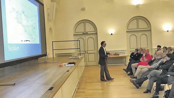 Die Theatergesellschaft Beinwil am See setzt im kommenden Jahr auf «Gasparone»: Regisseur Raschid Kayrooz informiert die zahlreichen Interessierten, die im «Löwensaal» zum Informationsabend erschienen sind. (Bild: zVg.)