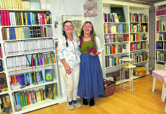 Zwei Seelenverwandte haben sich gefunden: Evelin Amsler (li.) lud Karin Tscholl, alias Frau Wolle, bereits zum zweiten Mal nach Hirschthal in ihre Märchenlesebibliothek ein. (Bilder: st.)