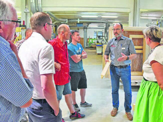 Führt eine Gruppe durch die Produktionsstätte der Schreinerei: Geschäftsführer Frank Hauri erklärt die Produktionsabläufe. (Bilder aw.)