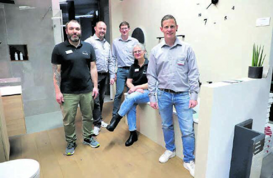Sie gaben anlässlich des Vortragsabends Auskunft: (v.l.) Filipe Hunkeler (Chefmonteur und Projektleiter Heizung), Andi Saxer (Badplaner und Projektleiter Sanitär), Martin Kaufmann (GF Stv. und Abteilungsleiter Sanitär und Service), Gaby Käser (Administration und Empfang), Livio Käser (GF und Abteilungsleiter Heizung) (Bilder: rc.)