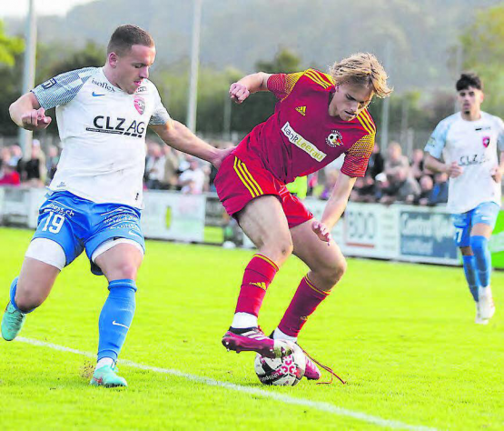 Ungleiches Duell: Der Schöftler Benjamin Weiss (r.) versucht seinem Gegner Altin Zymberi zu enteilen, muss aber auch mit offenem Schuhbändel kämpfen. (Bild: Otto Lüscher)