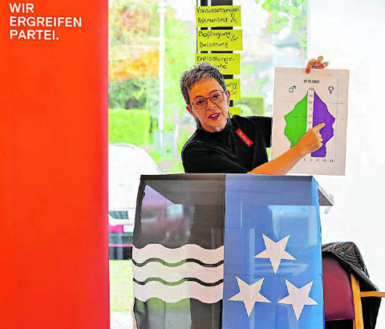 Lucia Lanz präsentiert eine Grafik, die aufzeigt, dass die heutige «Boomer-Generation» die morgige Pflege-Generation sein wird. (Bild: dr.)