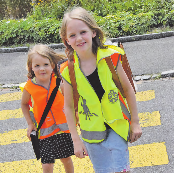 Neue Weste für Kindergärtler: Der Verkehr hat in den letzten 25 Jahren zugenommen – mit der neuen Weste will der TCS Aargau die Sicherheit der Kinder weiter verbessern. (Bild: zVg.)