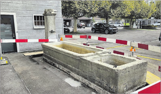 Er soll einen attraktiveren Standort erhalten: Der alte Brunnen beim Gemeindehaus Reinach geht auf die Reise Richtung Lindenplatz. (Bilder: msu.)