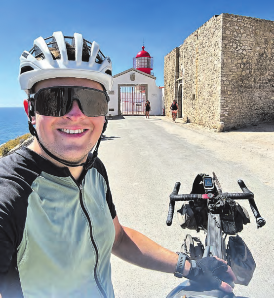 War 39 Tage mit seinem Velo unterwegs: Alexander Kapoun sammelte Geld für den Seoner Wald. (Bilder: zVg.)
