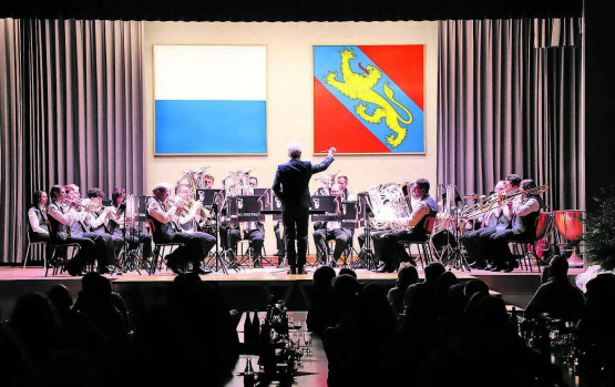 Unterhaltsamer Abend mit der MG Pfeffikon: Dem vielfältigen Jubiläums-Jahreskonzert spendete das Publikum viel Applaus. (Bilder: rc.)