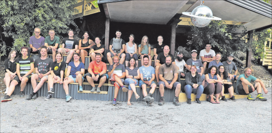 Die Besatzung des Mutterschiffs verabschiedet sich vom Menziker Publikum mit einem Erinnerungsbild und rät, die aller aller allerletzte Gelegenheit für einen Besuch des kultigen Openairs auf dem Herzog-Areal an der Turnplatzstrasse 9 in Menziken wahrzunehmen. (Bilder: rc.)