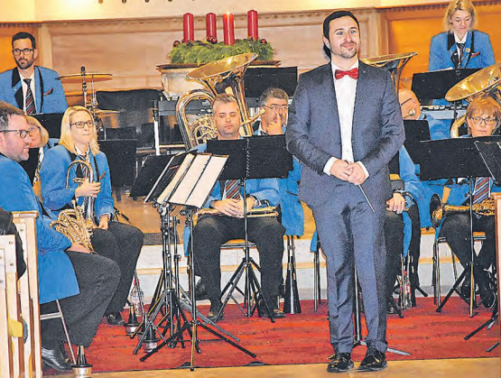 Dirigierte engagiert die Brass Band aus Bottenwil: Musikvereinsleiter Simon Galliker. (Bilder: aw.)