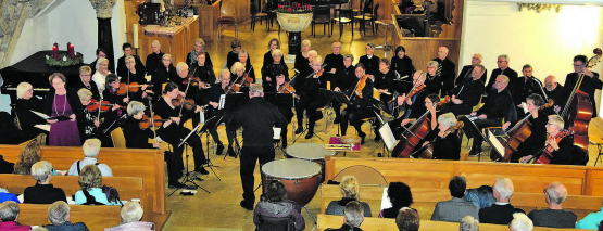 Unglaublich viele Mitwirkende: Mit diesem gemeinsamen Auftritt vermochten die Mitspielenden und Mitsingenden die ganze Kirche mit Wohlklang zu erfüllen. (Bilder: st.)