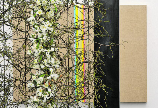 Florale Interpretation von Walter Zellweger zum Werk «Spaltkasten» von Jean Pfaff. (Bild: zVg.)