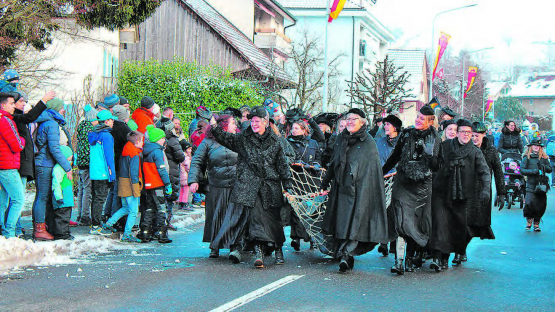 Der klassische Männerfang durfte selbstverständlich auch am Umzug nicht fehlen. Überall sah man strahlende Gesichter, ob bei jenen, die gestalterisch mitgewirkt hatten oder beim Publikum, das teilweise sogar aus dem Luzernischen oder dem Freiamt angereist gekommen war. (Bilder: grh)