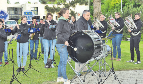 Die Musikgesellschaft Muhen darf dabei nicht fehlen: Kurzerhand stellte sich der Dirigent, Giuseppe Simone, hinter das Schlagzeug, weil der reguläre Schlagzeuger an diesem Abend verhindert war. (Bilder: st.)