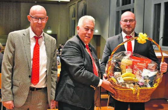 Verabschiedung: Gemeindeammann Erich Bruderer und Gemeinderat Andreas Mäder verabschieden Herbert Karli. (Bild: hg.)