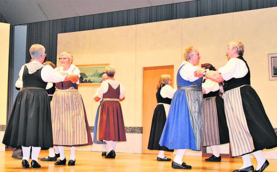 Schwungvoll eroberten die Tänzer die Bühne.