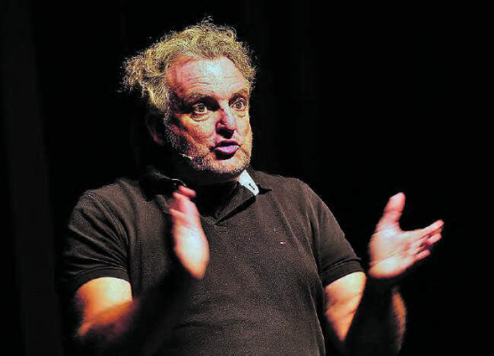 Marco Rima zu Gast im Reinacher Saalbau: Ausdrucksstarker Comedian mit lauten Tönen und leisen Gedanken. (Bild: dr.)