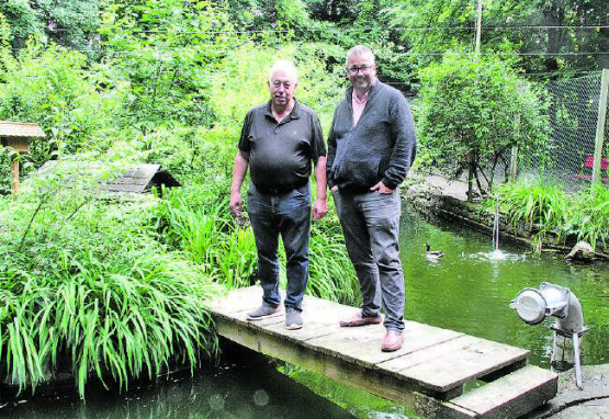 Vereinspräsident Res Mäder (links) und Aktuar Heinz Grossenbacher inmitten der idyllischen Anlage des Entenweihers. (Bilder: rms.)