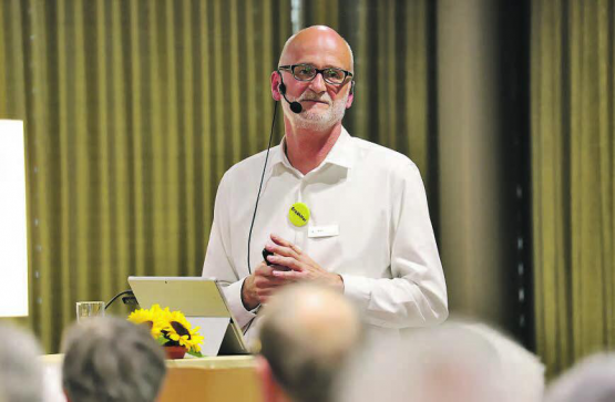 Marcel Ruf, seit 20 Jahren Gefängnisdirektor der Justizvollzugsanstalt Lenzburg, gab spannende Einblicke in «sein» Gefängnis. (Bild: rc.)