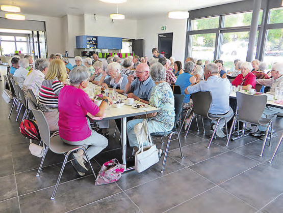 Seniorennachmittag der Evangelischen Allianz Oberwynental: 60 Personen in der neu erbauten «Lenzchile» zu Gast. (Bild: zVg.)