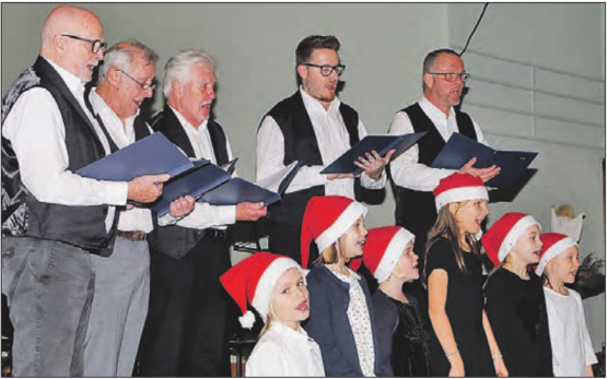 Singen ist etwas für Gross und Klein: Zusammen mit dem «Manne Projekt Chor» sang der Schülerchor das bekannte Lied «In der Weihnachtsbäckerei» (Bild: zVg.)