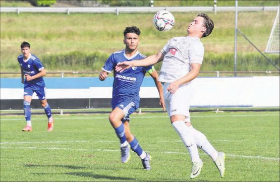 Mit zwei Toren «Man of the Match»: Burim Hasanramaj mit einer perfekten Ballannahme gegen Wohlens Captain Kursun. (Bild: -hhe-)