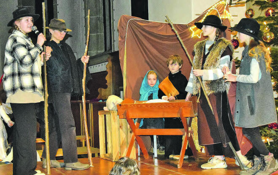 Eine friedliche Szene: An der Krippe waren alle, Hirten und Räuber, dankbar vereint. (Bilder: st.)