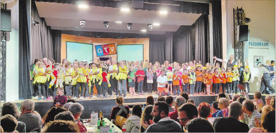 Imposantes Finale mit über 300 Mitwirkenden. (Bilder: Roland Marti)