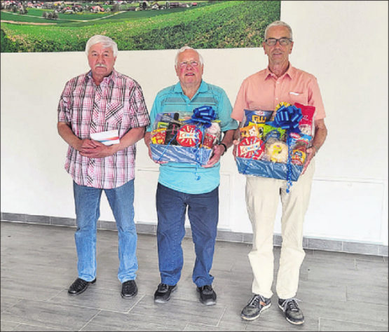 Jass-Anlass in Leutwil: Die drei Bestplatzierten: Sieger Sepp Niederberger, Gontenschwil mit 4339 Punkten (Mitte); Franz Niggli, Gränichen mit 4280 Punkten (r.) und Bruno Greder, Dürrenäsch mit 4232 Punkten (l.). (Bild: zVg.)