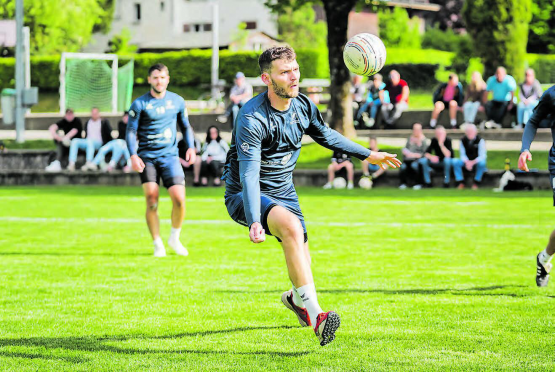 Die Spieler des STV Oberentfelden holen an ihrer ersten Heimrunde der Saison immerhin zwei Punkte. (Bild: Elias Beck)
