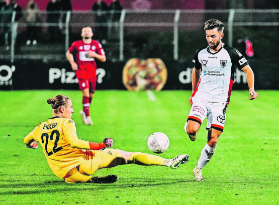 Bellinzona-Hüter Simon Enzler leistete sich gegen seinen Ex-Club zwei Patzer – rechts Nicola Gjorgjev. (Bild: Sarah Rölli)