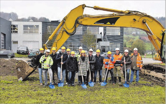 Spatenstich zur markanten Erweiterung: Die Peka Metall AG in Mosen wächst nach Nordosten, auf dem Areal im Hintergrund entsteht eine neue Montage- und Lagerhalle. (Bild: mars.)