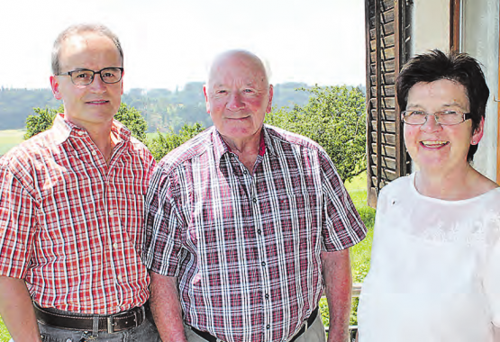 Besuch vom Rickenbacher Gemeinderat zum runden Geburtstag: Anton Ottiger mit Gemeinderätin Ruth Künzli und Gemeindeschreiber Stefan Huber. (Bild: zVg.)