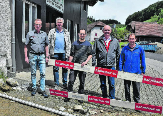 An der Baubesichtigung zum Abschluss des Wärmeverbundprojekts teilgenommen: Vizeammann Markus Hauri, Anlieger Johannes Bolliger, Gemeindeschreiber Manuel Bolt, Projektleiter Daniel Zünd und Bauleiter Hasper Hauri, Geschäftsführer der Bachmann AG Kirchleerau (v. l.) (Bild: aw.)