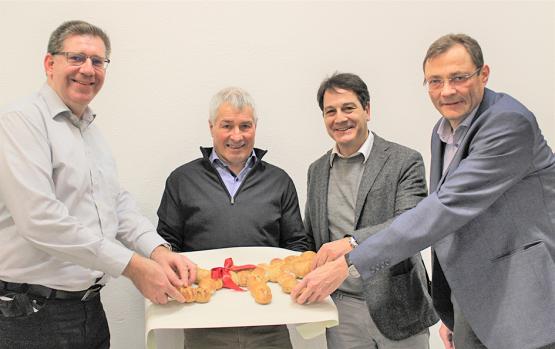 Schlüsselübergabe: Raoul Kuprecht (Leiter Bauverwaltung),Hans Peter Dössegger (Ammann), Matthias Räber (Geschäftsleitung Flury Planer + Ingenieure AG) und Oliver Flury (Geschäftsführer Flury Gruppe, Lenzburg) (Bild:grh)